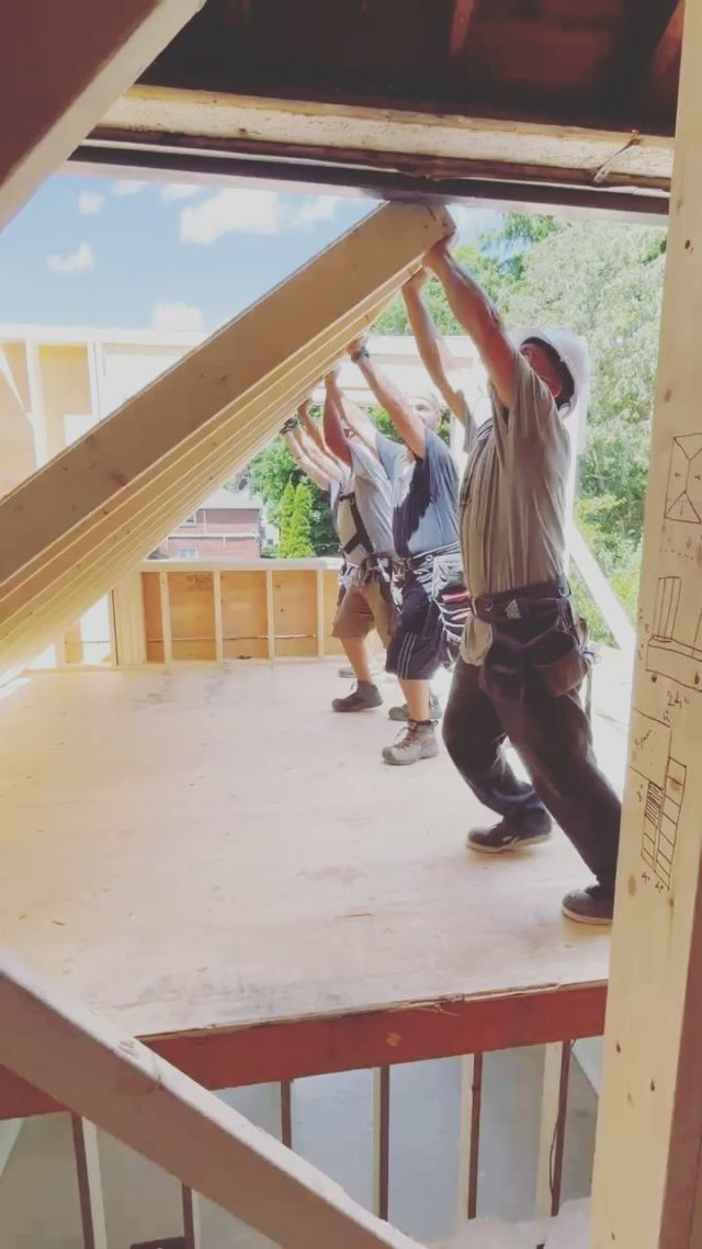 #constructionsite #framing #woodframe #rénovation #torontohouses #torontohome #designbuilder #fridayvibes #toronto #construction #addition